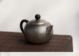 How to use silver teapot
