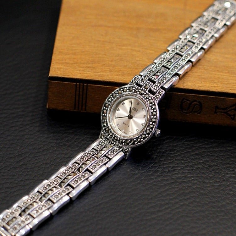 Classic Silver Ladies Watch details bracelet