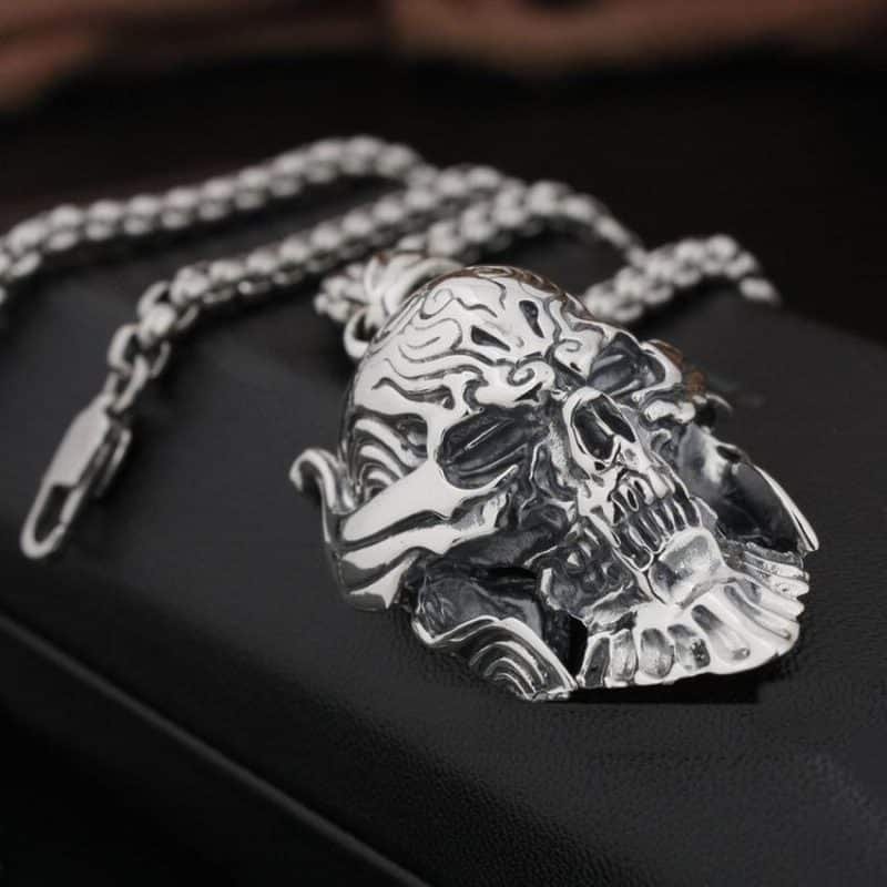 Vampire Skull Necklace with necklace 2