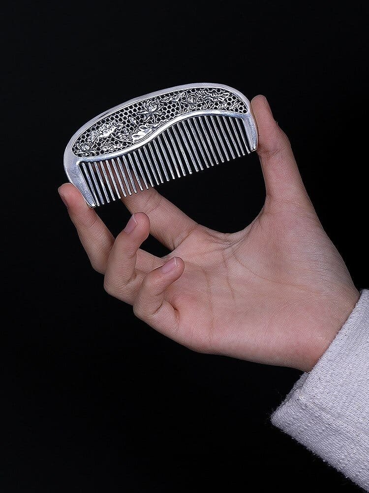Prom hair Combs Silver demo holded between fingers